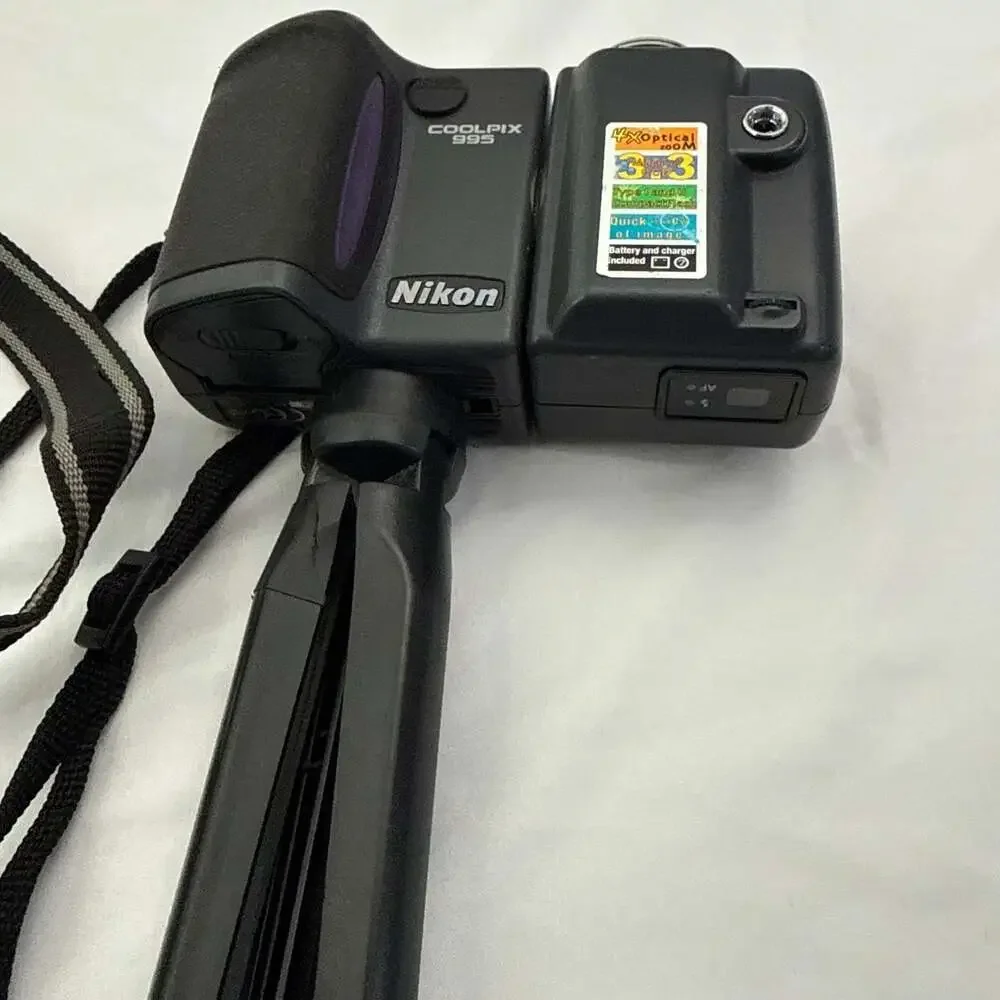 Nikon Coolpix 995 Vintage Digital Camera - ,